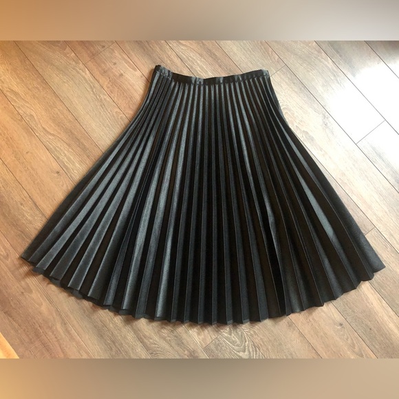⭐️Like NEW⭐️Banana Republic A Line Midi Shiny Pleated Slinky Classic Skirt • 6 - Picture 2 of 9